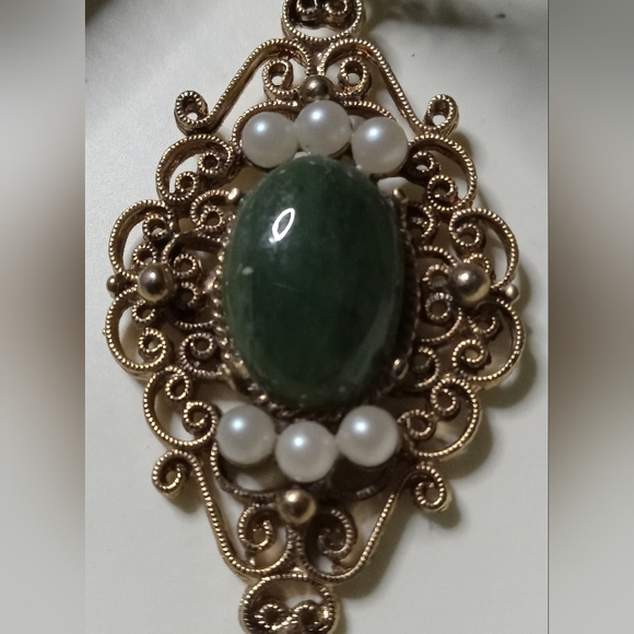 Pendant Necklace with Faux pearls and gold tones has a Jade colored stone - Picture 2 of 5